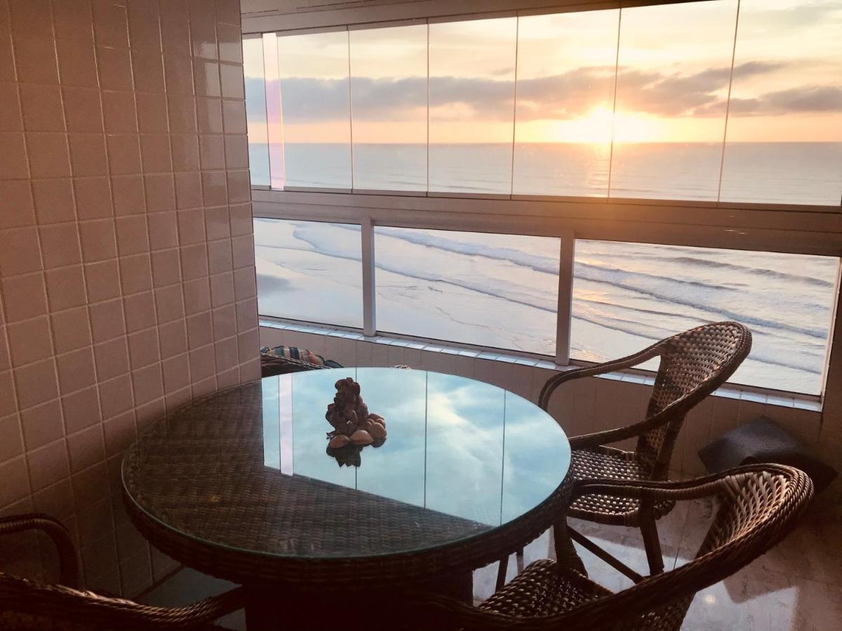 Com Vista O Mar Pe Na Areia Mongagua