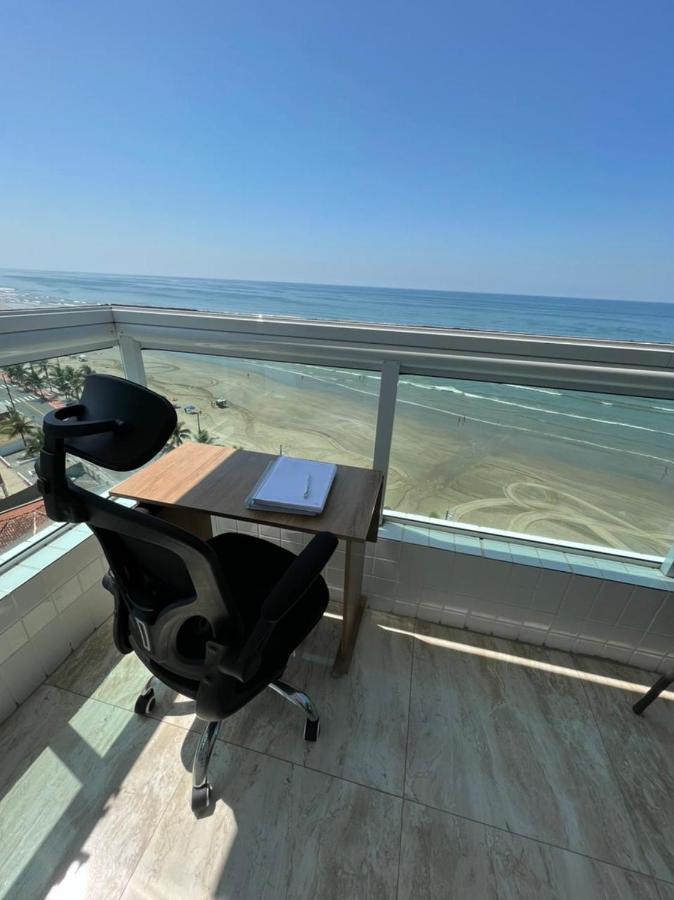 Com Vista O Mar Pe Na Areia *