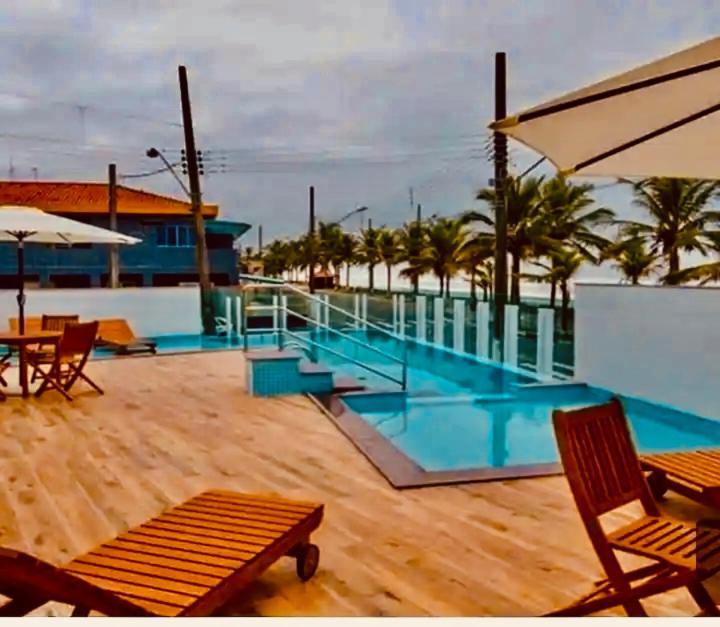 Com Vista O Mar Pe Na Areia