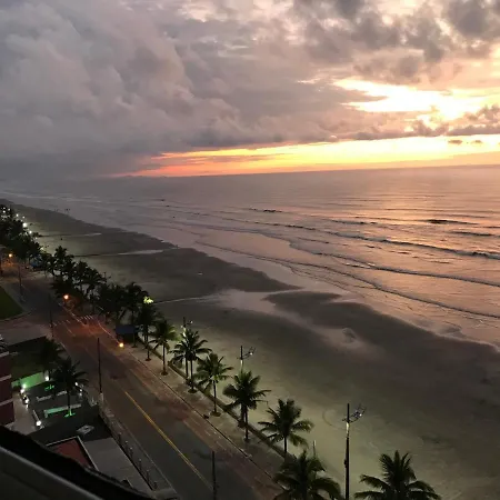 Mongagua Com Vista Para O Mar Pe Na Areia Exterior photo