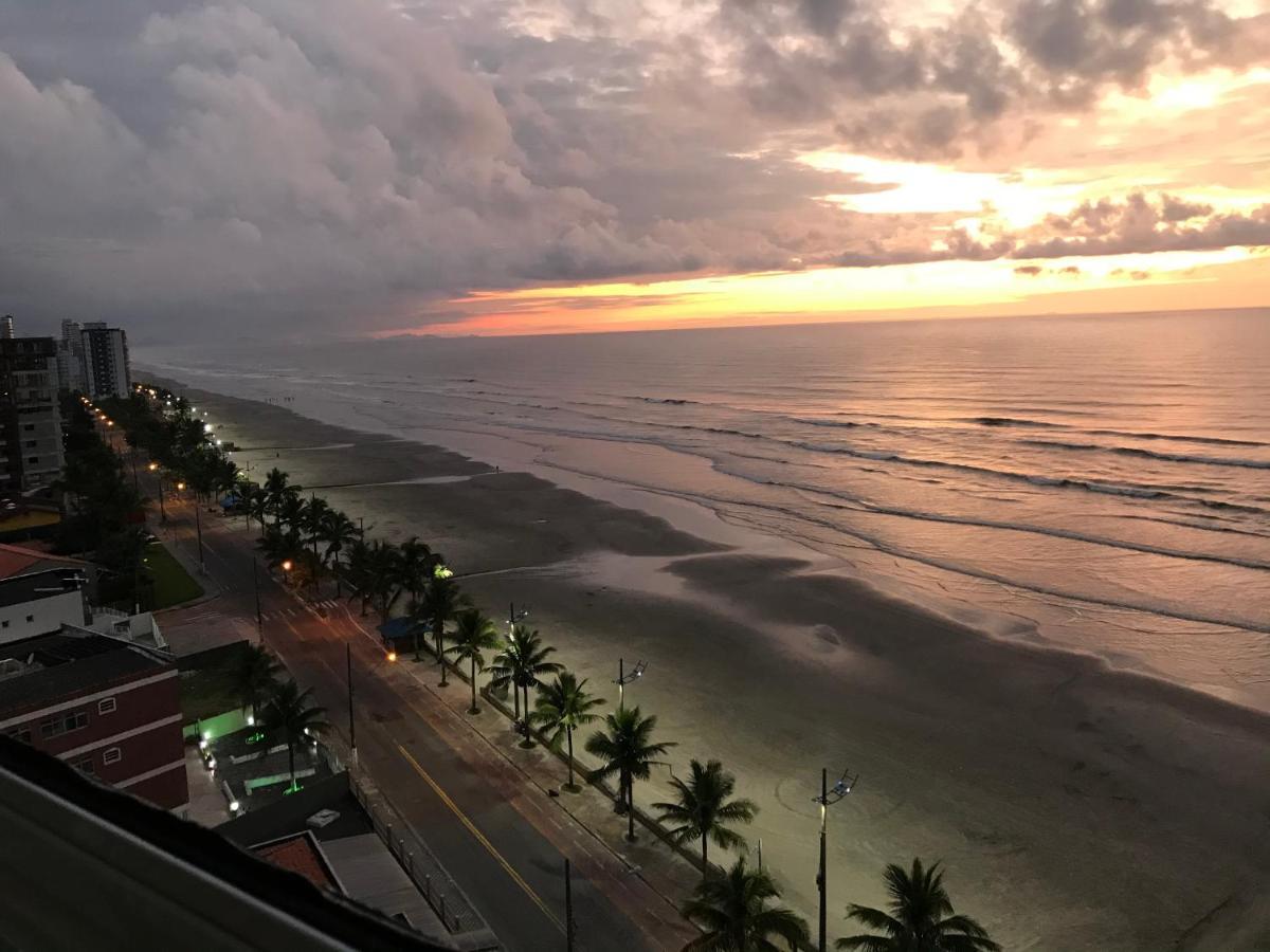 Com Vista O Mar Pé Na Areia *