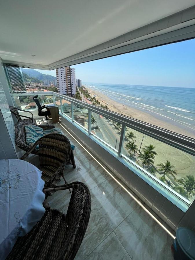 Com Vista O Mar Pé Na Areia *